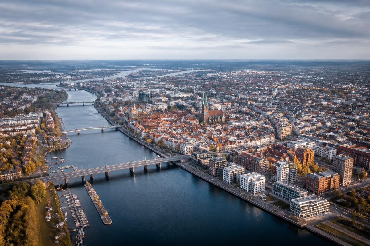 Luftaufnahme von Bremen mit der Weser und der Stadt